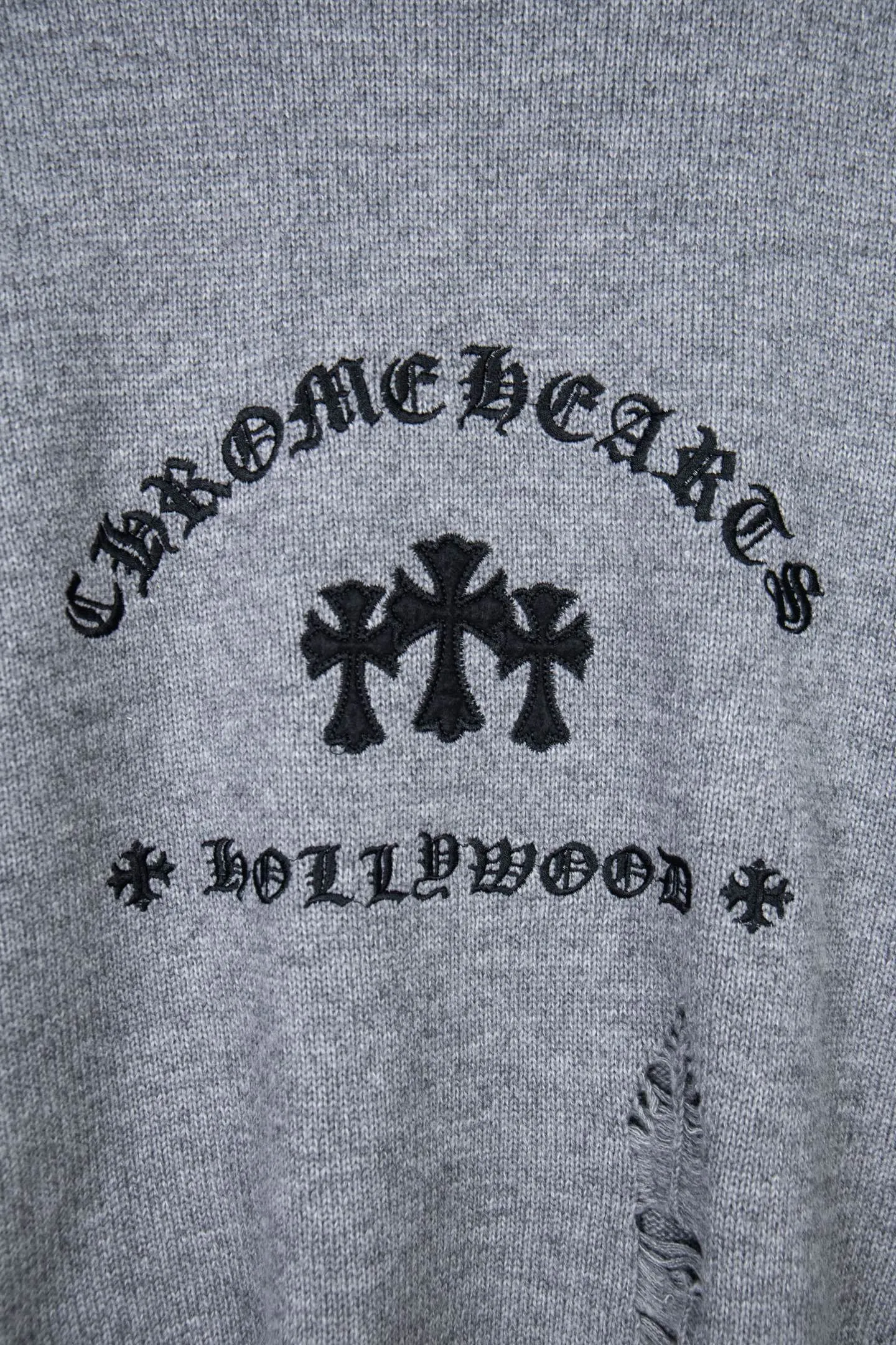 P250 Chrome Hearts CH Chrome Hearts Patch Cross Hole Knitted Sweater Pullover. The popular style is the same for men and women. It is matched with black and white. It looks good in real life. It looks good on the upper body. It looks good in daily wear. It is even more photogenic. It’s hard not to buy it. Buy it for me!!! Believe me, no one can refuse such a machine-length Chrome Hearts jacket. It has expanded the version based on the old version. The upper body is loose and stylish. The casual design of the hem is expanded to make fat people slim down to the extreme. Slim people are limited to high-end and high-end. 10,000 yuan ZP printing. 1:1 perfect restoration. Looks good when worn alone. Both men and women can control it easily. If you care more about quality, you must also respect the price. It is completely different from the thin see-through bottoms that pill when worn. If the style makes you shine at a glance, then quality is what you should pay more attention to. Compared with price, what we focus on is quality. Customers who have received my products know all about it. ️️️ Sweaters on the market are generally made of bract yarn. We use modal. Compared with core-spun yarn, the advantages are very intuitive: high cost, high price, high density, relatively expensive for developers, allowing us to make a lot less money. In addition, the upper body is delicate, anti-pilling, and high-end. We are conscientious sellers. Quality determines the upper body effect. No matter how bad the quality, the best style is still the temperament of the urban-rural fringe. We only do long-term business. Quality determines character. Take it back and wear it with confidence and wash it. The quality of the pattern will definitely make your eyes shine. We only make the right version of high quality. We make high-end hard goods. Reject junk goods and reject fast food. Conscientious quality and conscientious price. You deserve it!  Color: Black White Gray Red Size: S M L
